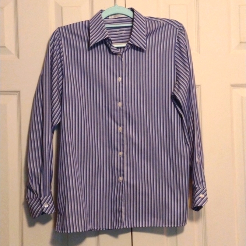 Women's Foxcroft  Blouse designer brand size 6.